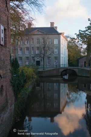 Huis met de paarse ruiten